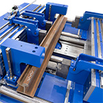 Schienenbiegemaschine für Straßenbahnschienen, die Schienen werden passgenau für ihren jeweiligen Bestimmungsort angepaßt