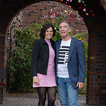 Paarfoto unter Blüten