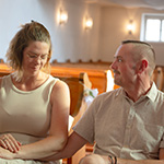 Paar in der Kirche